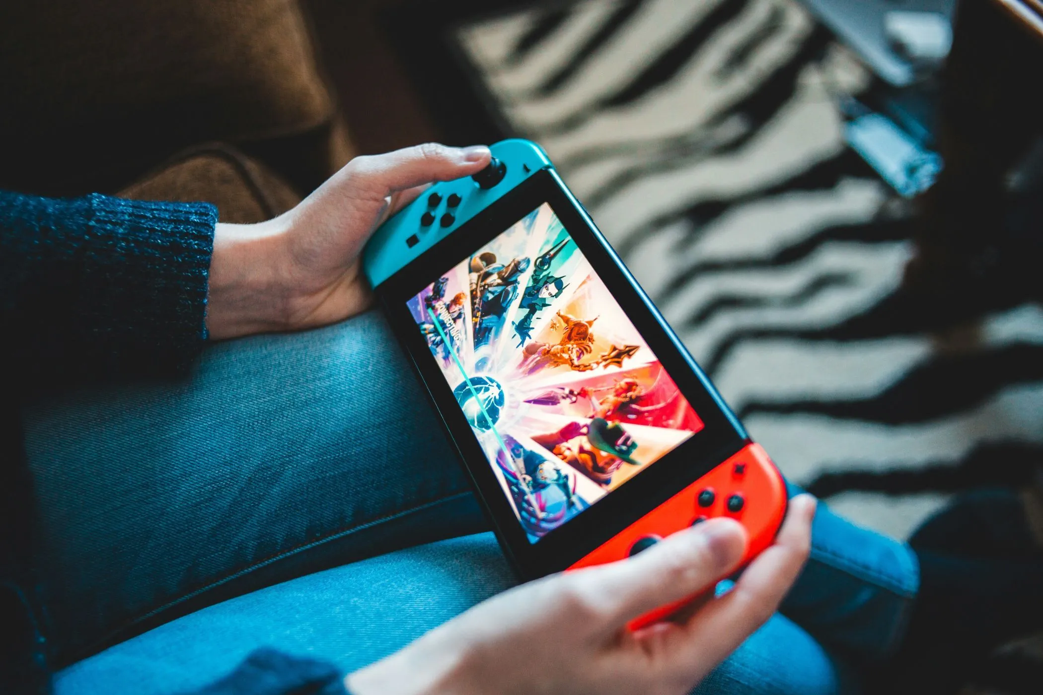Máy chơi game Nintendo Switch được cầm trên tay, màn hình có thể đang hiển thị lỗi hoặc giao diện thử nghiệm.