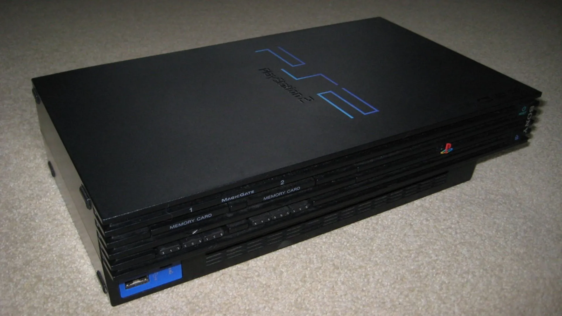 Máy chơi game PlayStation 2 phiên bản đầu tiên, biểu tượng của kỷ nguyên giải trí đa phương tiện tại gia