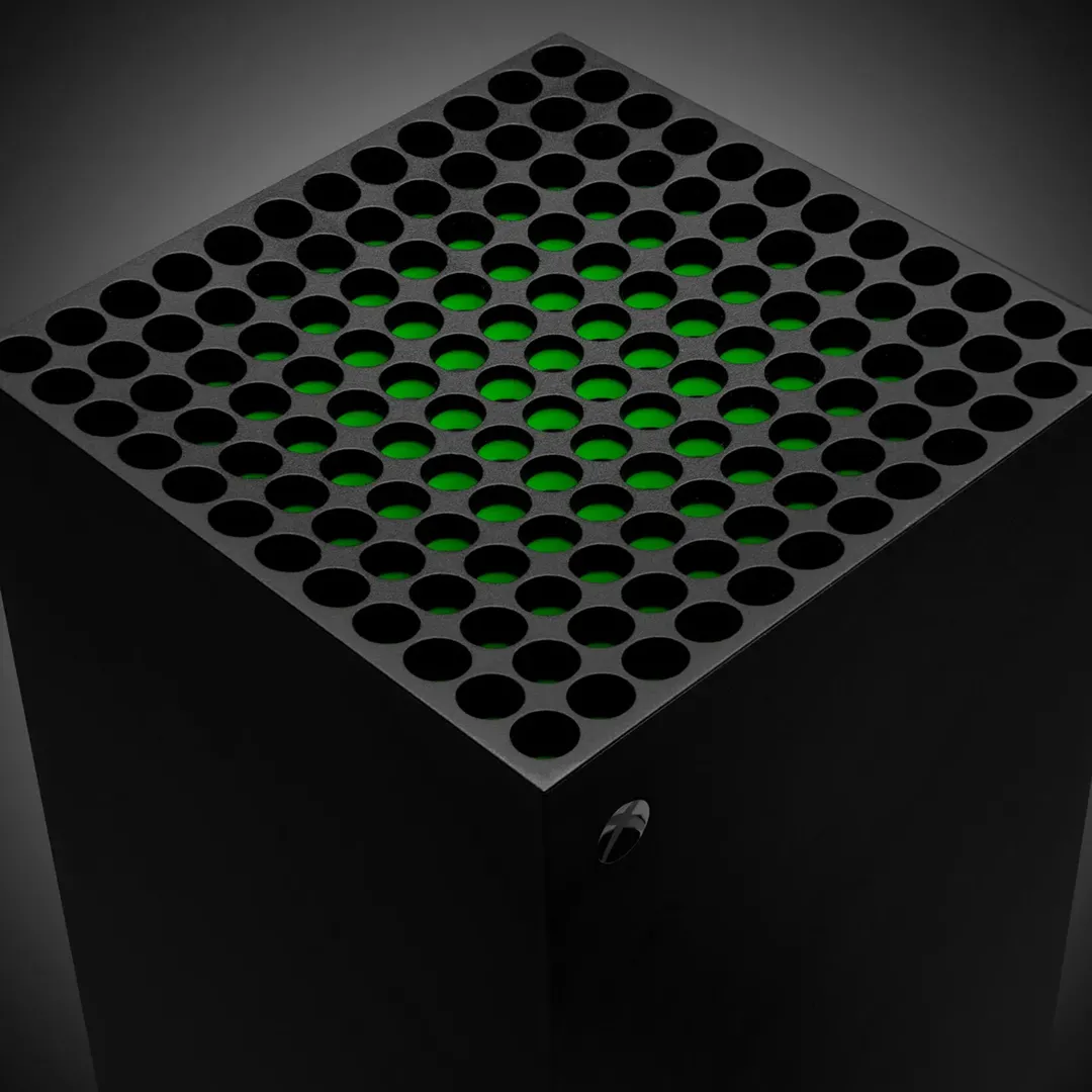Máy console Xbox Series X màu đen với thiết kế dạng khối chữ nhật hiện đại.