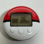 Máy đếm bước PokeWalker với Pokémon Dragonite trên màn hình, phụ kiện độc đáo của game SoulSilver và HeartGold.