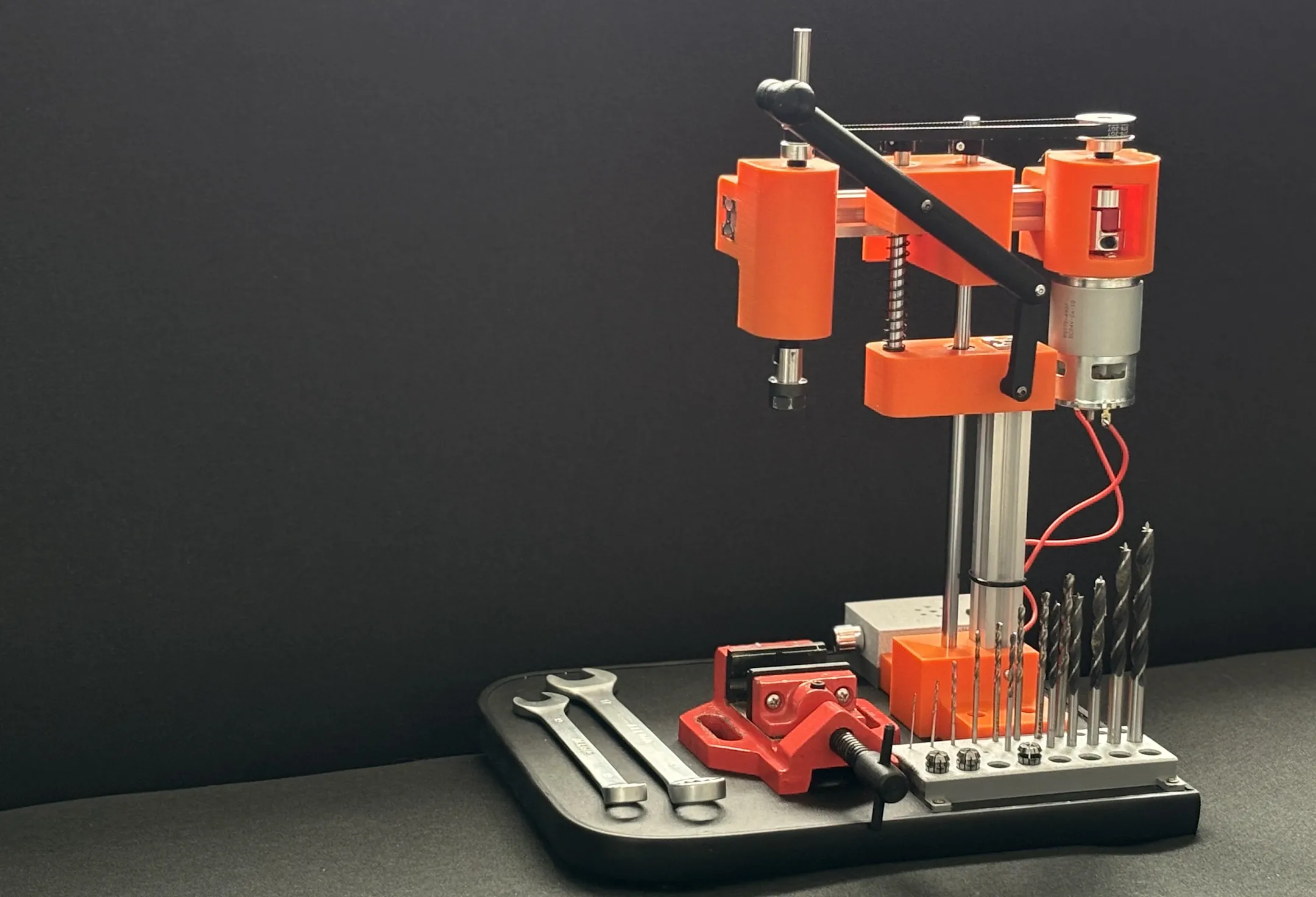 Máy khoan bàn tự chế từ công nghệ in 3D đang vận hành thử nghiệm