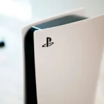 Máy PlayStation 5 màu trắng đen đặt trên bàn