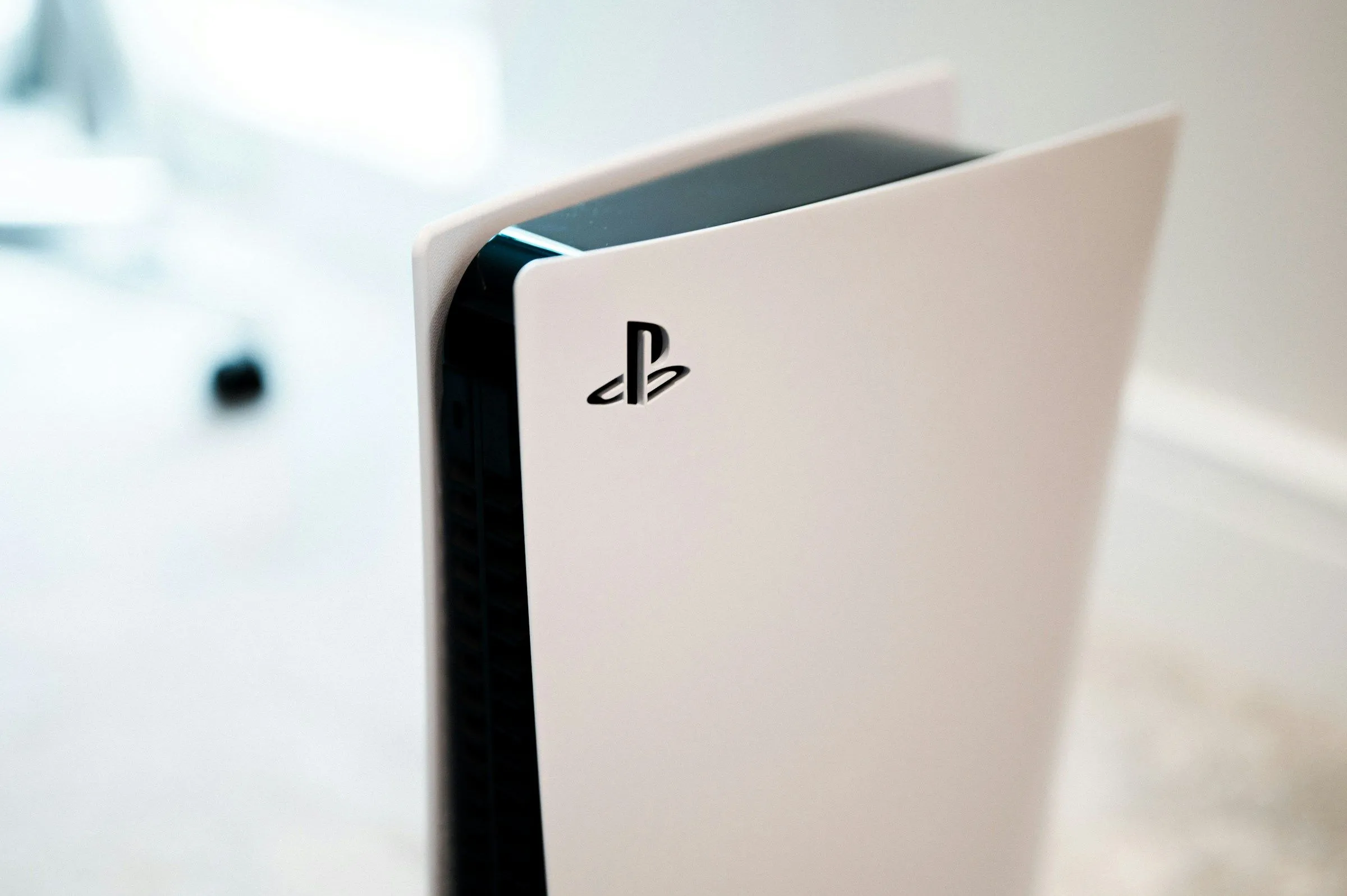Máy PlayStation 5 màu trắng đen đặt trên bàn