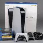 Máy PlayStation 5 và các đĩa game trên nền đen, minh họa cho dịch vụ cho thuê PS5 bùng nổ tại Nhật Bản.