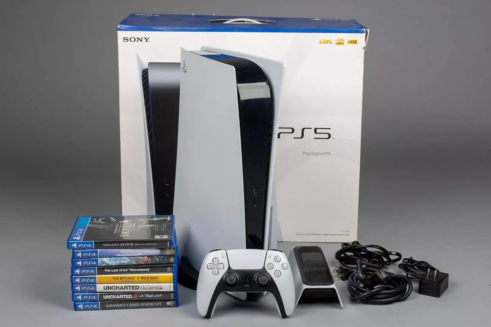 Máy PlayStation 5 và các đĩa game trên nền đen, minh họa cho dịch vụ cho thuê PS5 bùng nổ tại Nhật Bản.