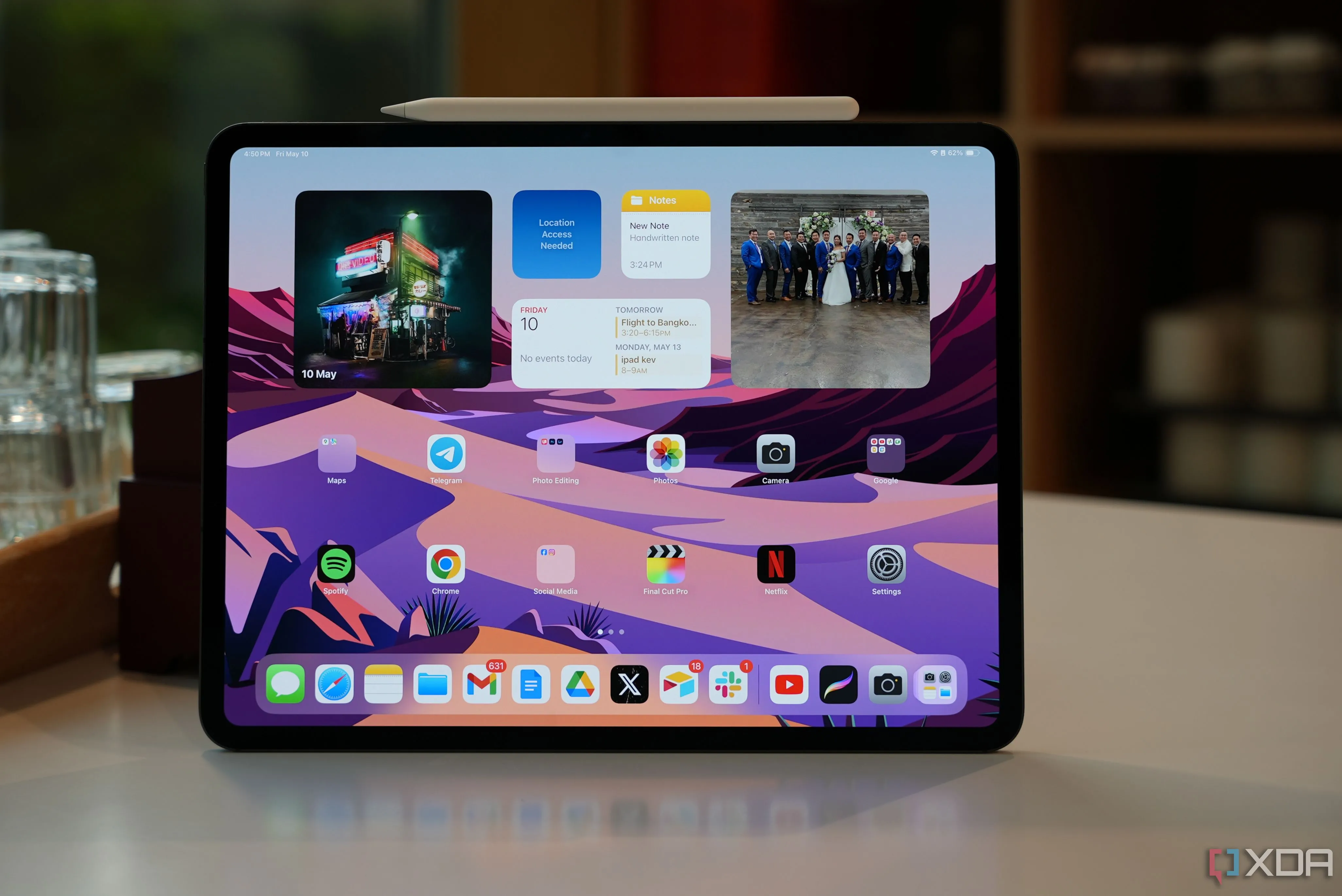 Máy tính bảng Apple iPad Air M2 màu xanh dương nhạt đặt trên bàn, hiển thị màn hình nền