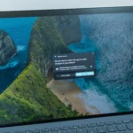 Máy tính bảng chạy Windows 11 hiển thị hộp thoại cấp quyền quản trị, tượng trưng cho môi trường hệ điều hành nơi tính năng AI trên Taskbar sẽ được tích hợp.
