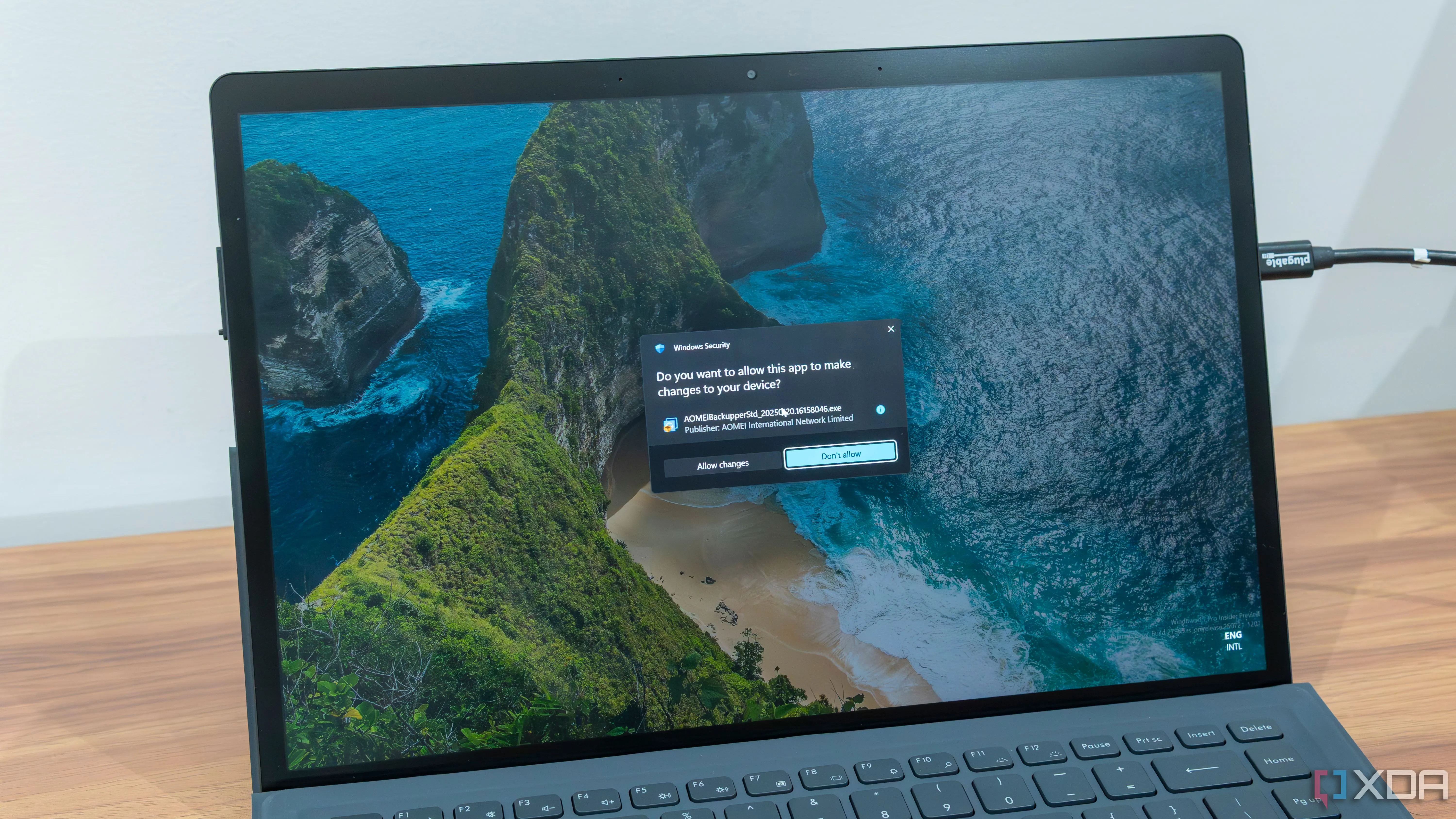 Máy tính bảng chạy Windows 11 hiển thị hộp thoại cấp quyền quản trị, tượng trưng cho môi trường hệ điều hành nơi tính năng AI trên Taskbar sẽ được tích hợp.