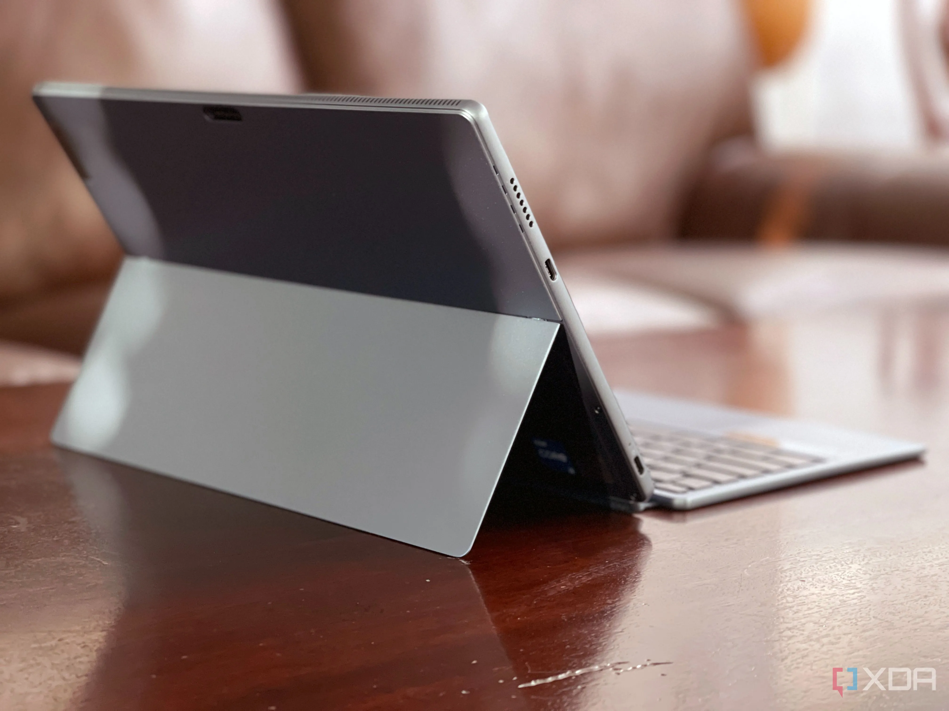 Máy tính bảng Lenovo IdeaPad Duet 5i với bàn phím tháo rời, đặt trên bàn làm việc