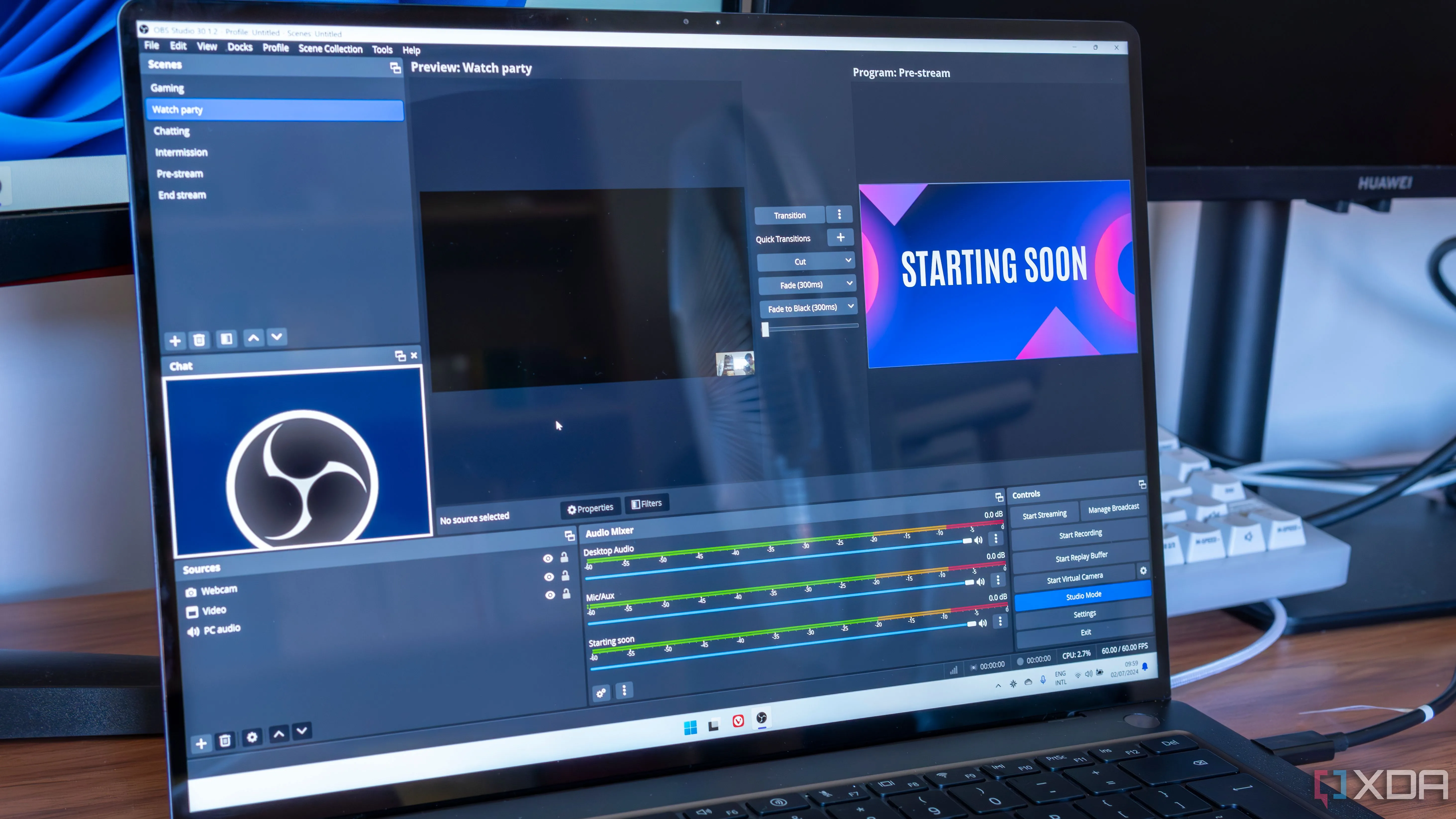 Máy tính xách tay hiển thị giao diện phần mềm OBS Studio với các tùy chọn quay màn hình và stream
