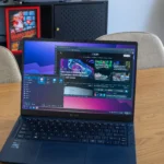 Máy tính xách tay hiển thị môi trường desktop Linux