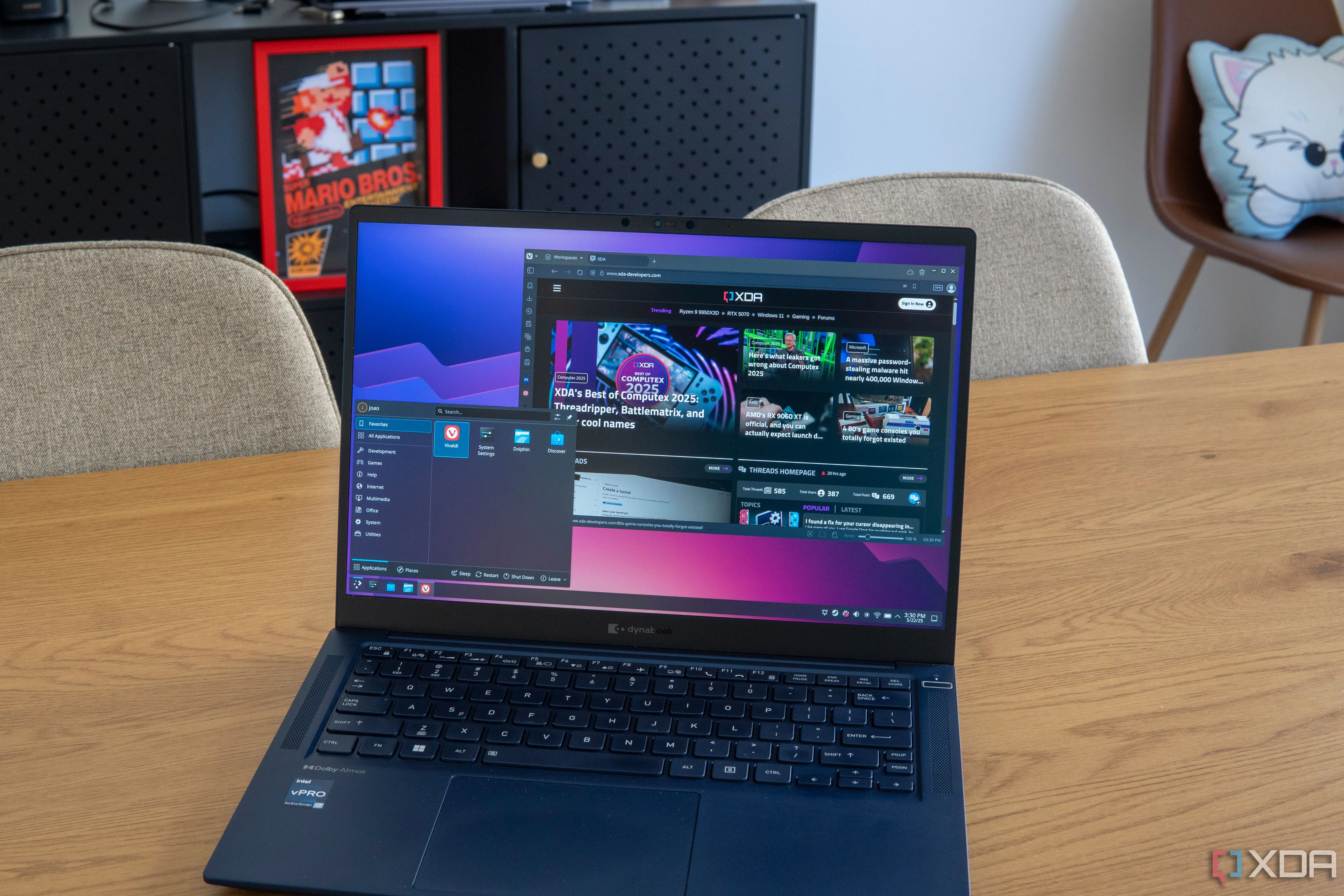 Máy tính xách tay hiển thị môi trường desktop Linux