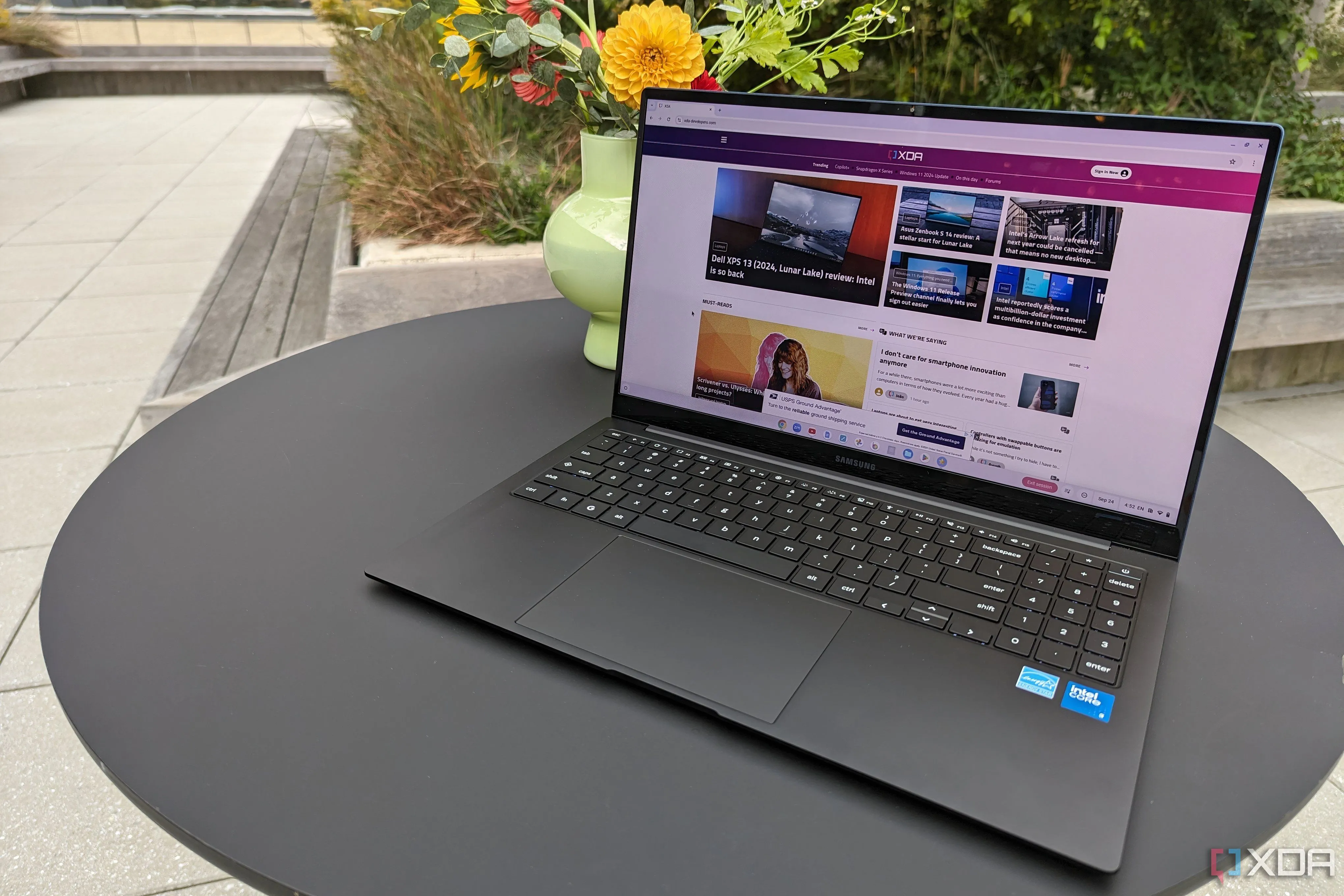 Máy tính xách tay Samsung Galaxy Chromebook hiển thị một trang web, tượng trưng cho việc bảo vệ dữ liệu cá nhân khi duyệt web.