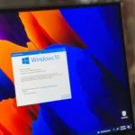 Máy tính xách tay Samsung hiển thị logo Windows 10, biểu tượng cho hệ điều hành đang gặp lỗi Jump Lists Start Menu sau cập nhật KB5055518