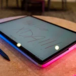 Máy tính xách tay Surface Laptop Studio 2 ở chế độ tablet với bút cảm ứng và dòng chữ Hello XDA trên màn hình