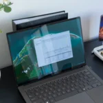 Máy tính xách tay Windows 11 hiển thị Công cụ giám sát hiệu suất (Performance Monitor) với giao diện người dùng quen thuộc, minh họa tầm quan trọng của việc tối ưu hiệu năng và bảo mật hệ thống.