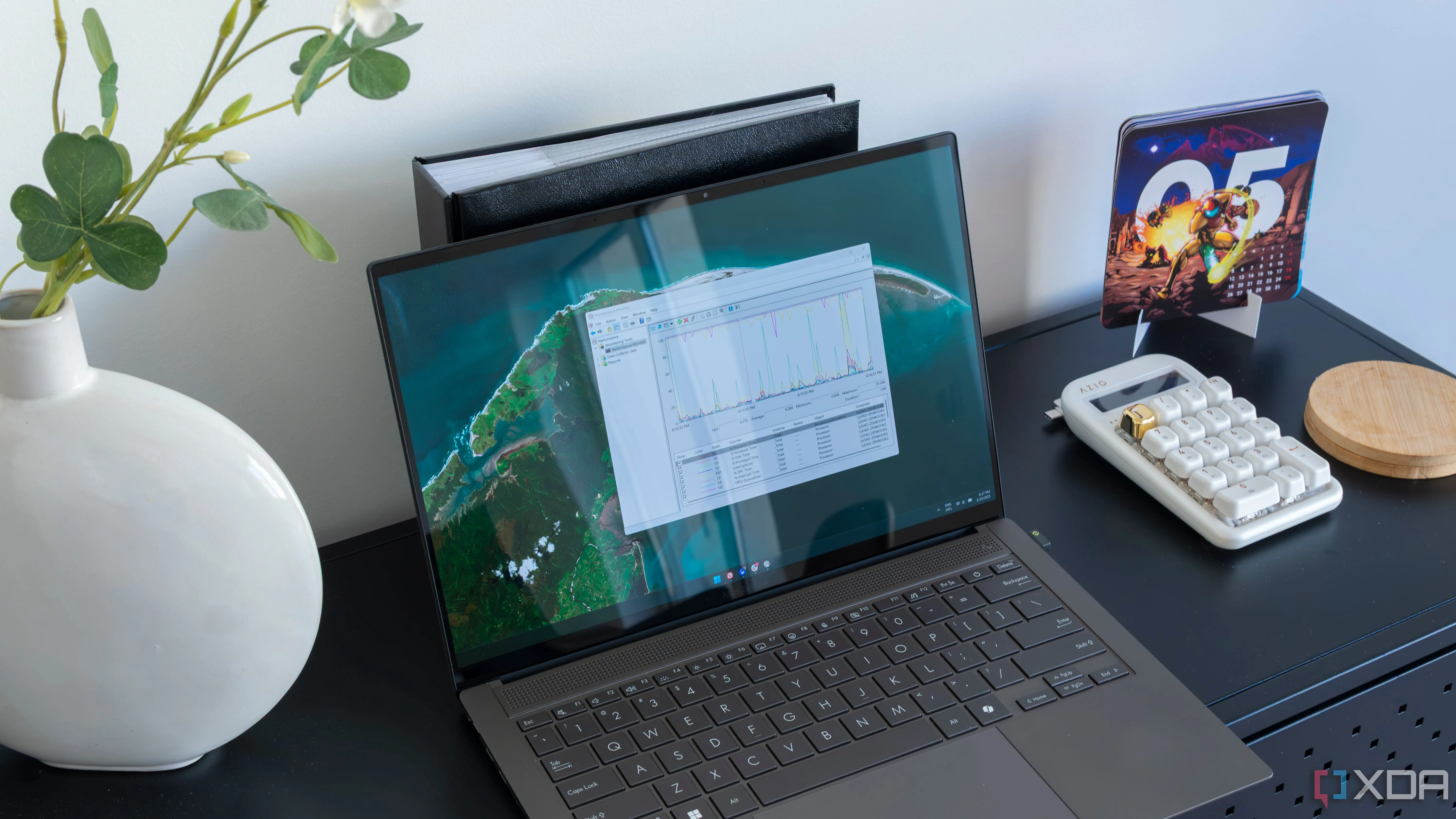 Máy tính xách tay Windows 11 hiển thị Công cụ giám sát hiệu suất (Performance Monitor) với giao diện người dùng quen thuộc, minh họa tầm quan trọng của việc tối ưu hiệu năng và bảo mật hệ thống.