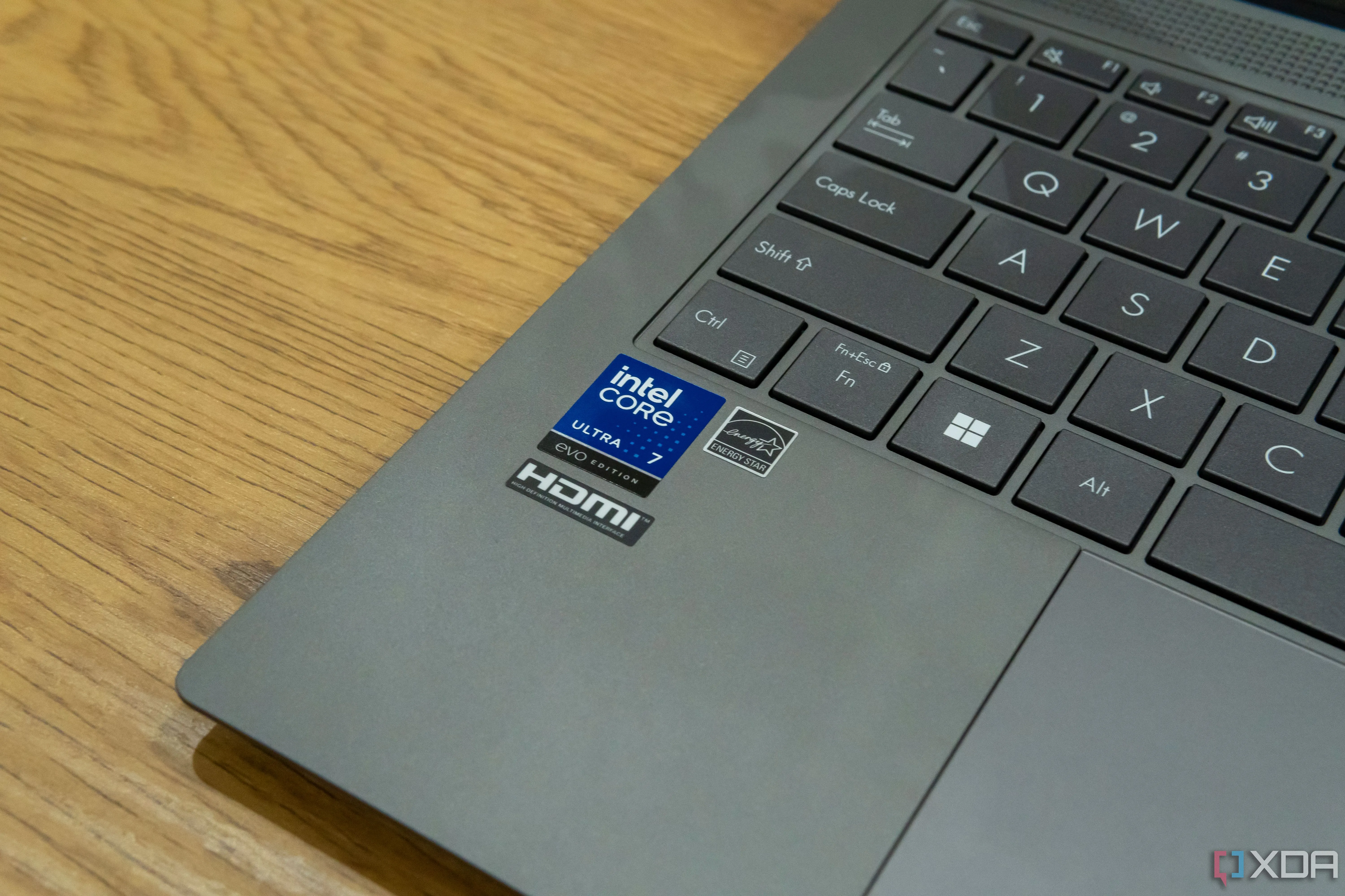Miếng dán logo Intel trên laptop Asus Zenbook S 14, thể hiện sự hiện diện của chip vi xử lý Intel trong thiết bị công nghệ.