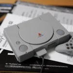 Mô hình LEGO của máy chơi game PlayStation 1 đời đầu, một biểu tượng của ngành công nghiệp game retro.