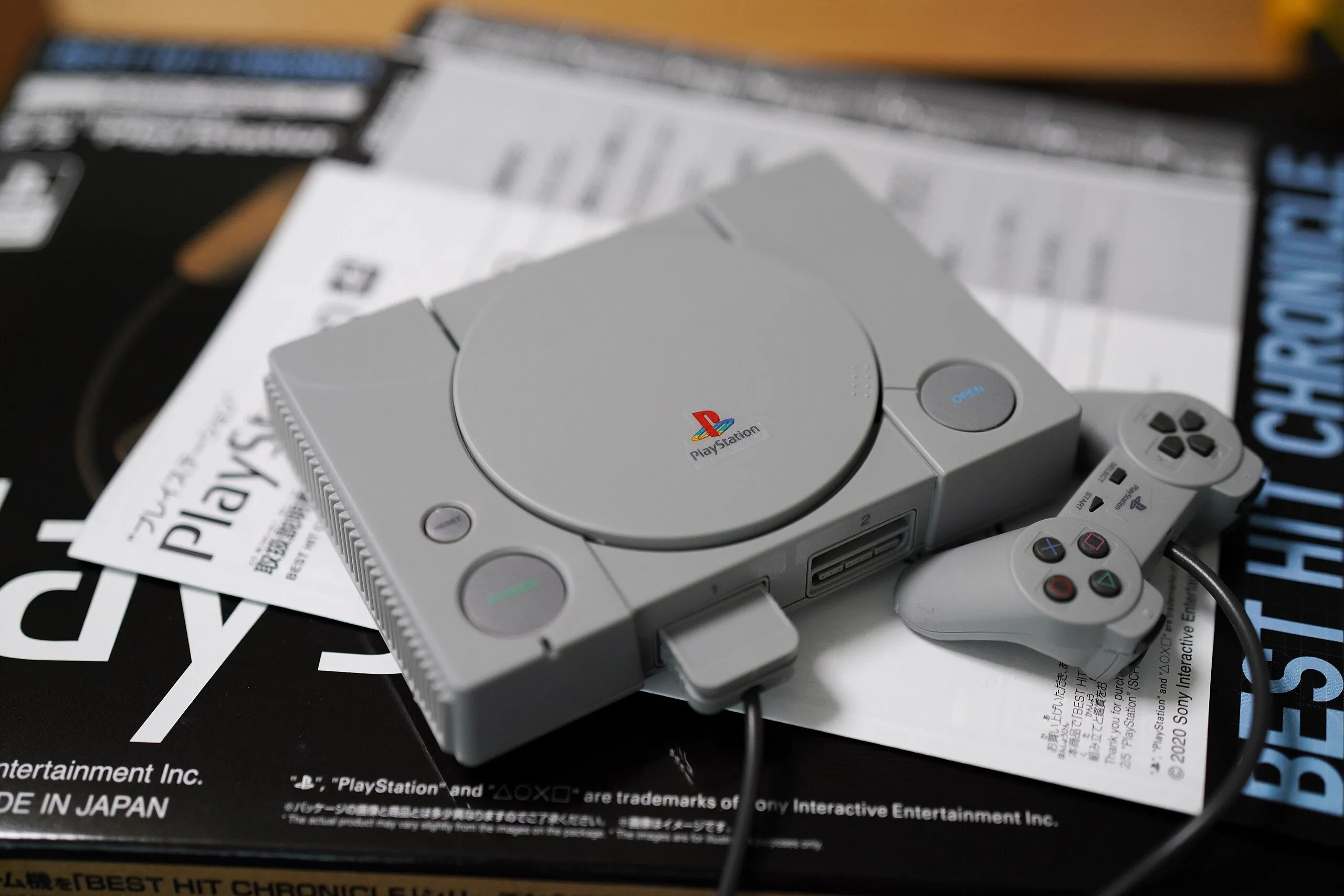 Mô hình LEGO của máy chơi game PlayStation 1 đời đầu, một biểu tượng của ngành công nghiệp game retro.