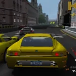 Một ảnh chụp màn hình gameplay từ Project Gotham Racing với góc nhìn từ phía sau chiếc xe màu đỏ trên đường đua đô thị.