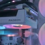 Một chiếc card đồ họa cao cấp đang hoạt động trong bộ PC, minh họa cho tính năng Dual BIOS hữu ích.