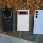 Một chiếc smartphone gập điển hình với độ dày và trọng lượng đáng kể, minh họa vấn đề cồng kềnh