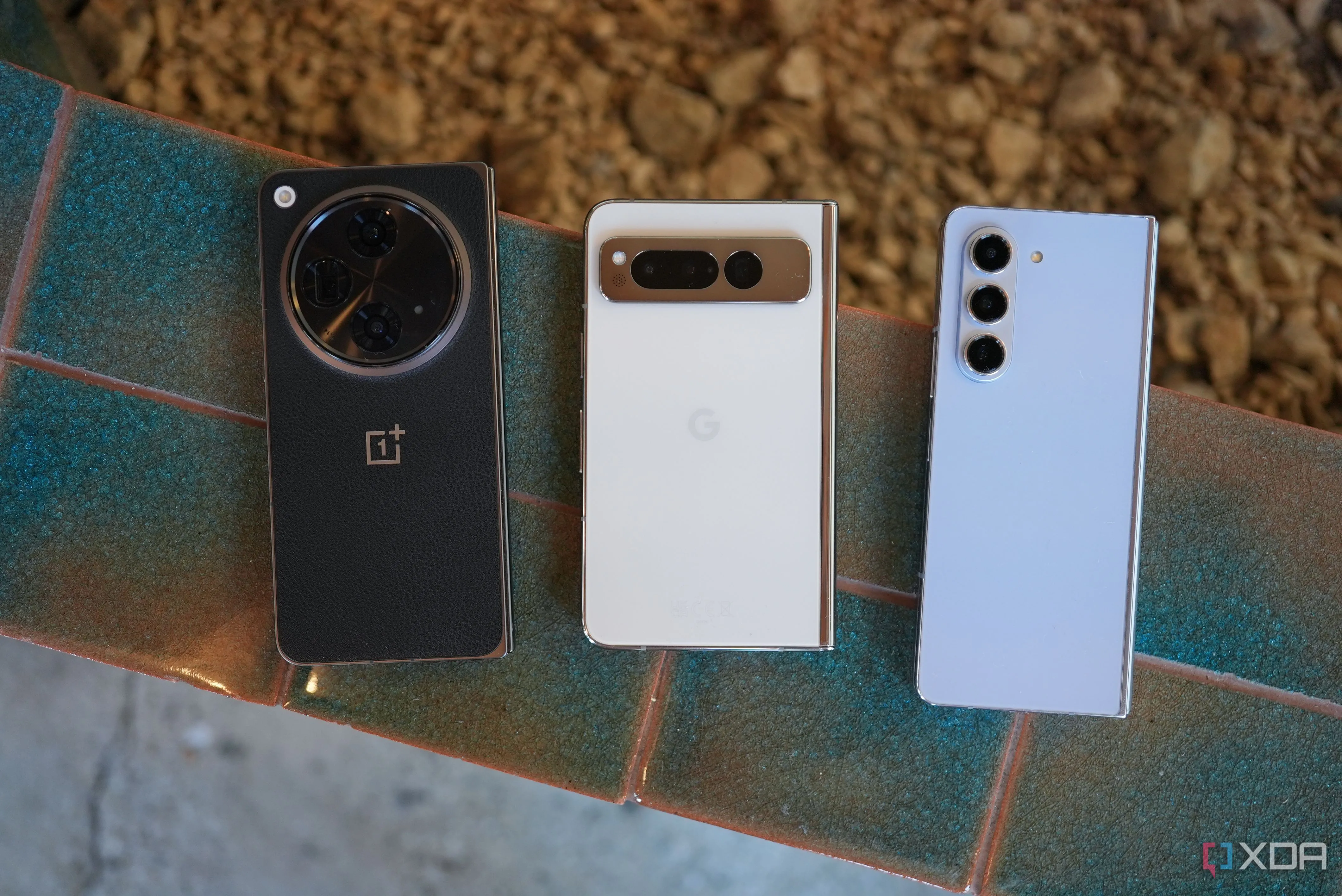Một chiếc smartphone gập điển hình với độ dày và trọng lượng đáng kể, minh họa vấn đề cồng kềnh
