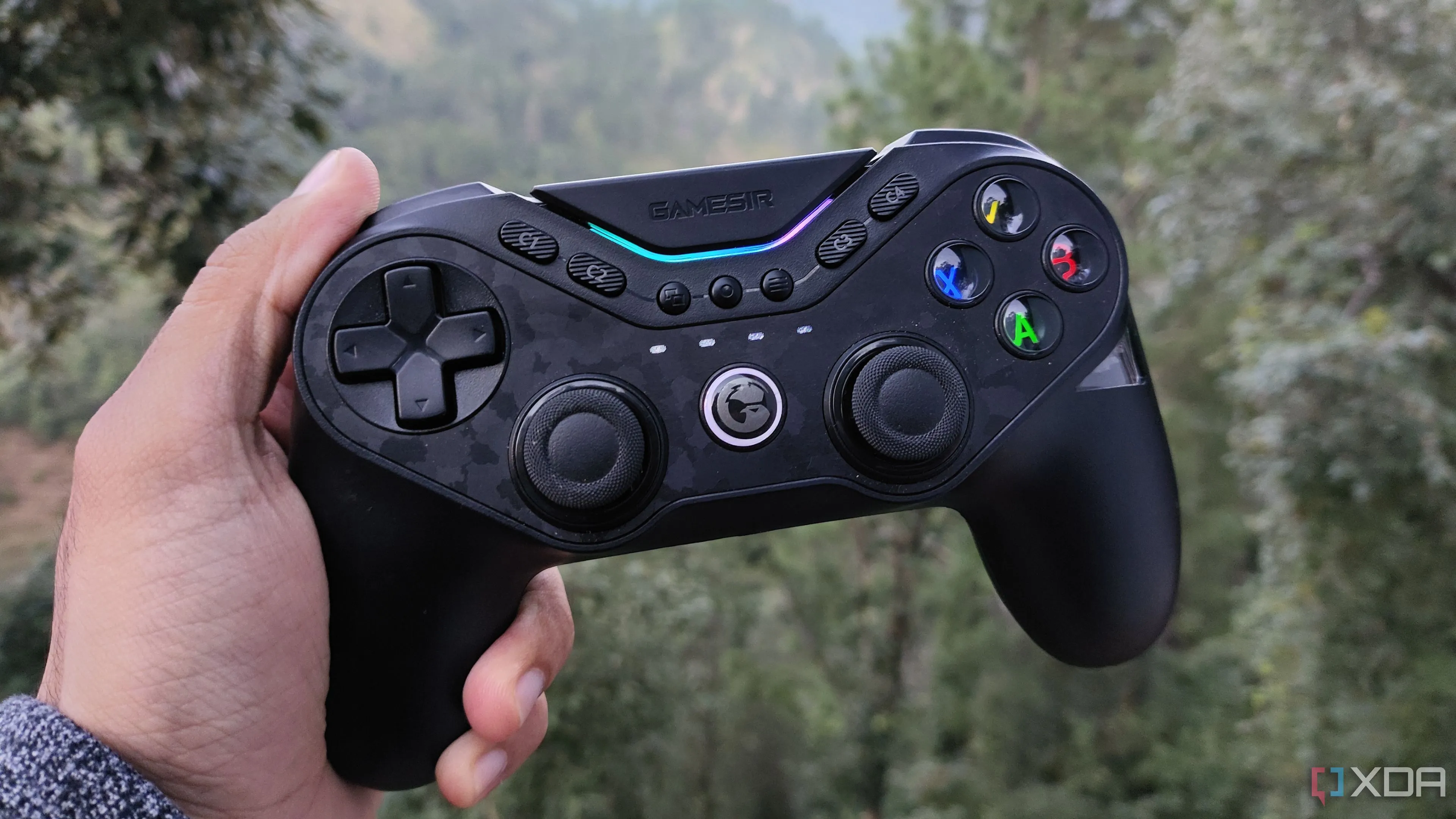 Một người đang cầm bộ điều khiển chơi game GameSir Tarantula Pro, biểu tượng cho sự phát triển của giả lập và chơi game di động