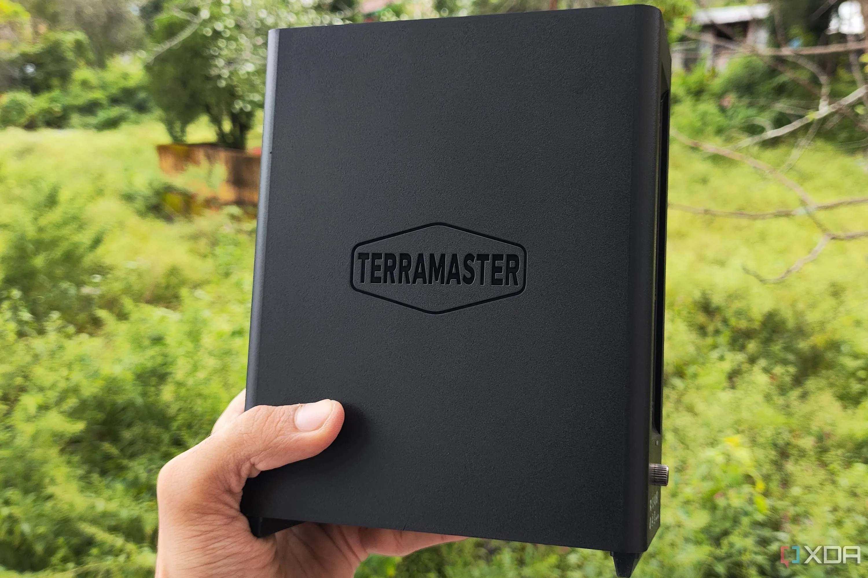 Một người đang cầm thiết bị NAS TerraMaster F8 SSD Plus với thiết kế hiện đại