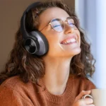 Một phụ nữ đeo tai nghe over-ear, thể hiện trải nghiệm nghe nhạc Hi-Fi chất lượng cao qua thiết bị dùng cổng USB-C.