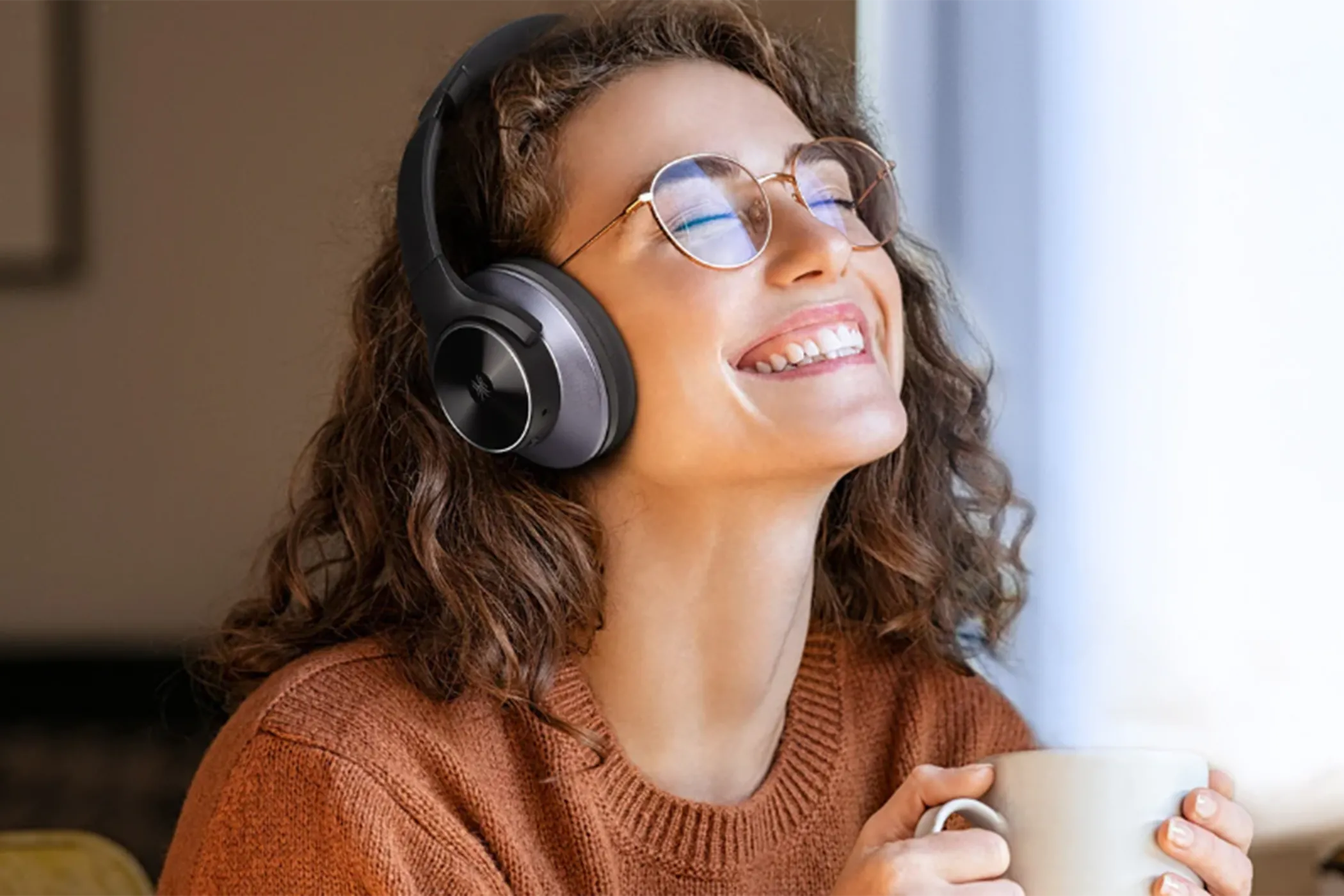 Một phụ nữ đeo tai nghe over-ear, thể hiện trải nghiệm nghe nhạc Hi-Fi chất lượng cao qua thiết bị dùng cổng USB-C.
