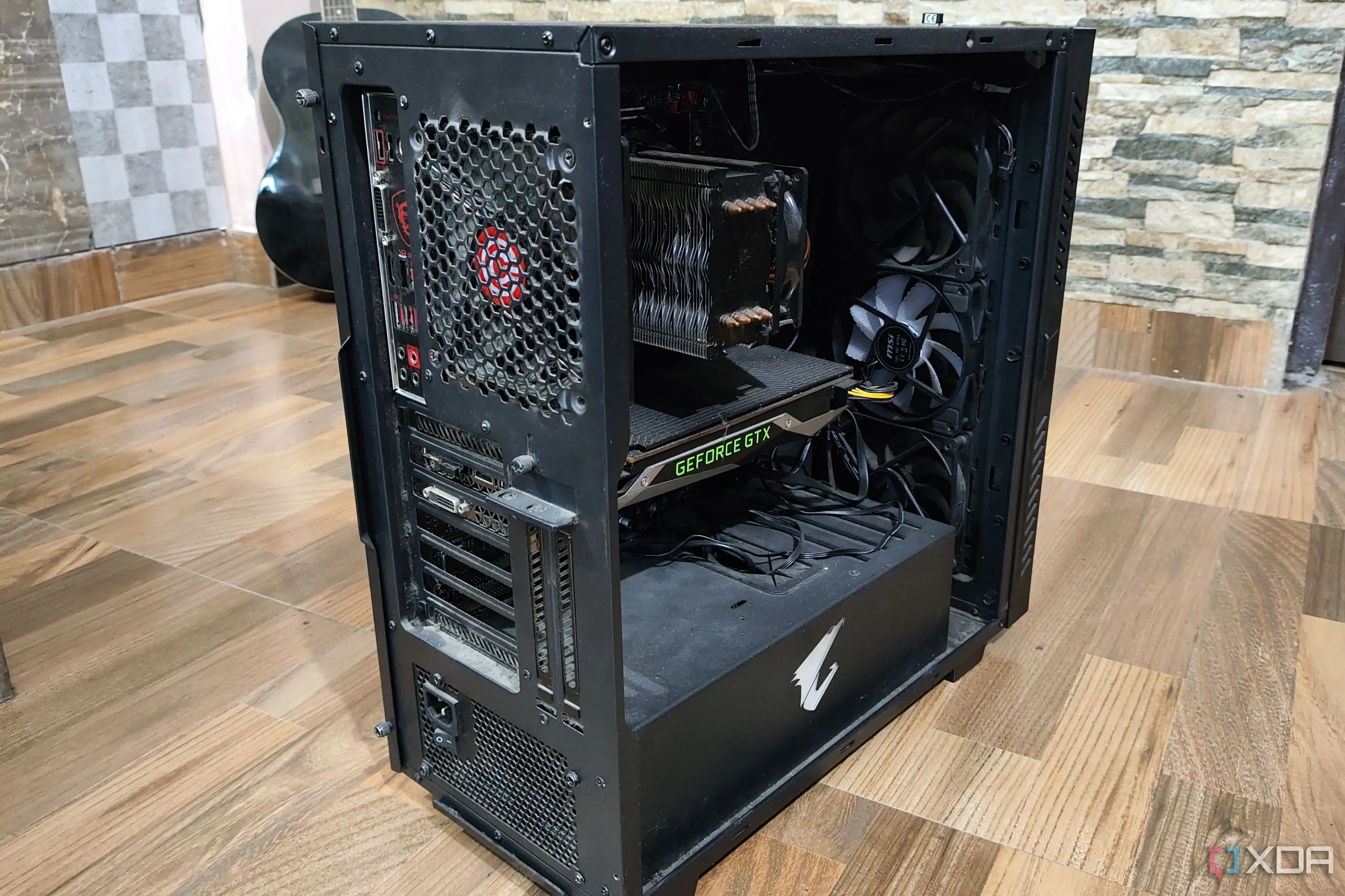 Một thùng máy Gigabyte Aorus ACW300 cùng CPU Ryzen 5 1600 và card đồ họa GTX 1080 bên trong