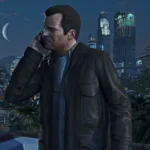 Người đàn ông trong Grand Theft Auto V nói chuyện điện thoại vào ban đêm, biểu tượng cho bối cảnh game đô thị lớn.