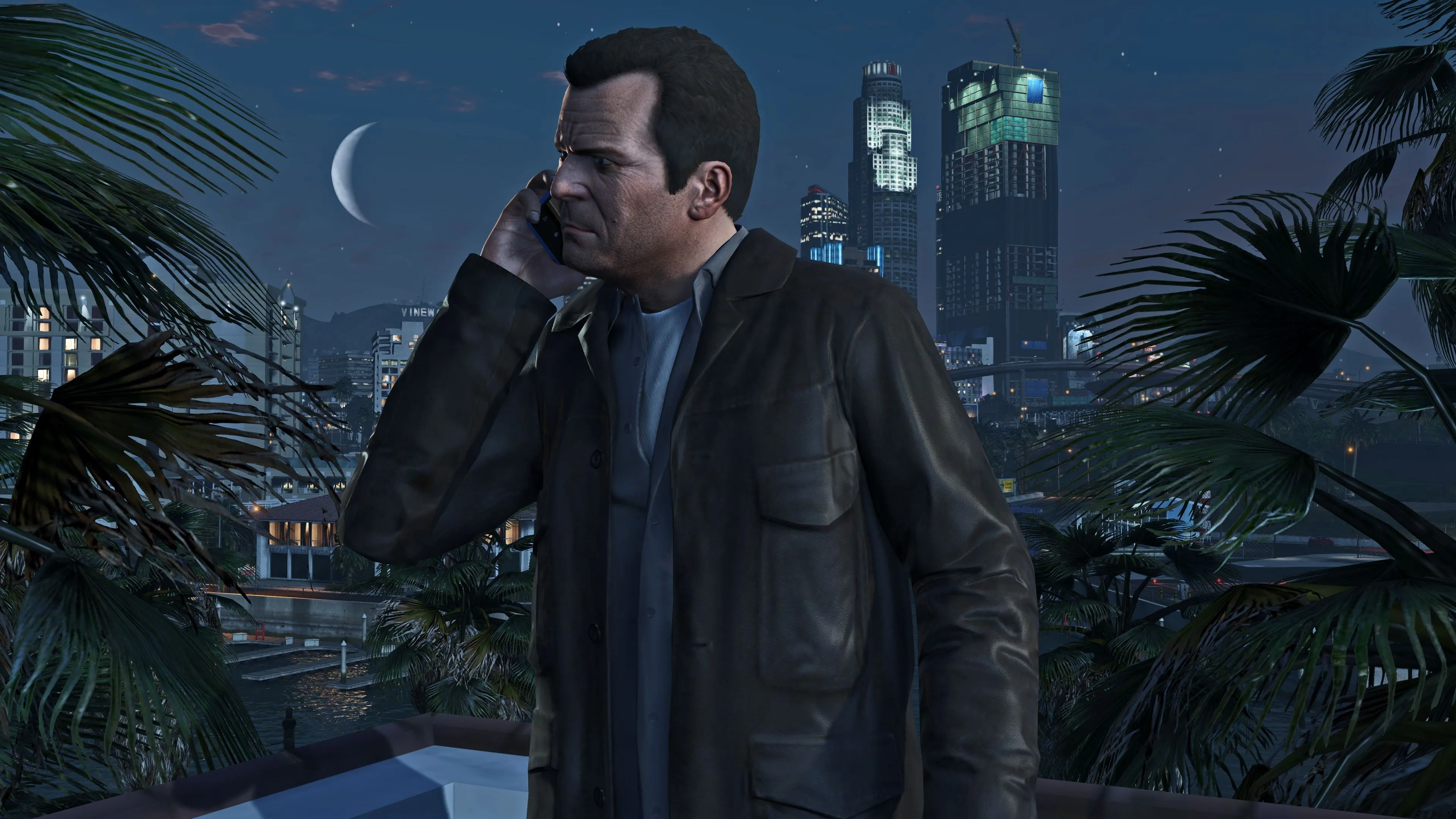 Người đàn ông trong Grand Theft Auto V nói chuyện điện thoại vào ban đêm, biểu tượng cho bối cảnh game đô thị lớn.