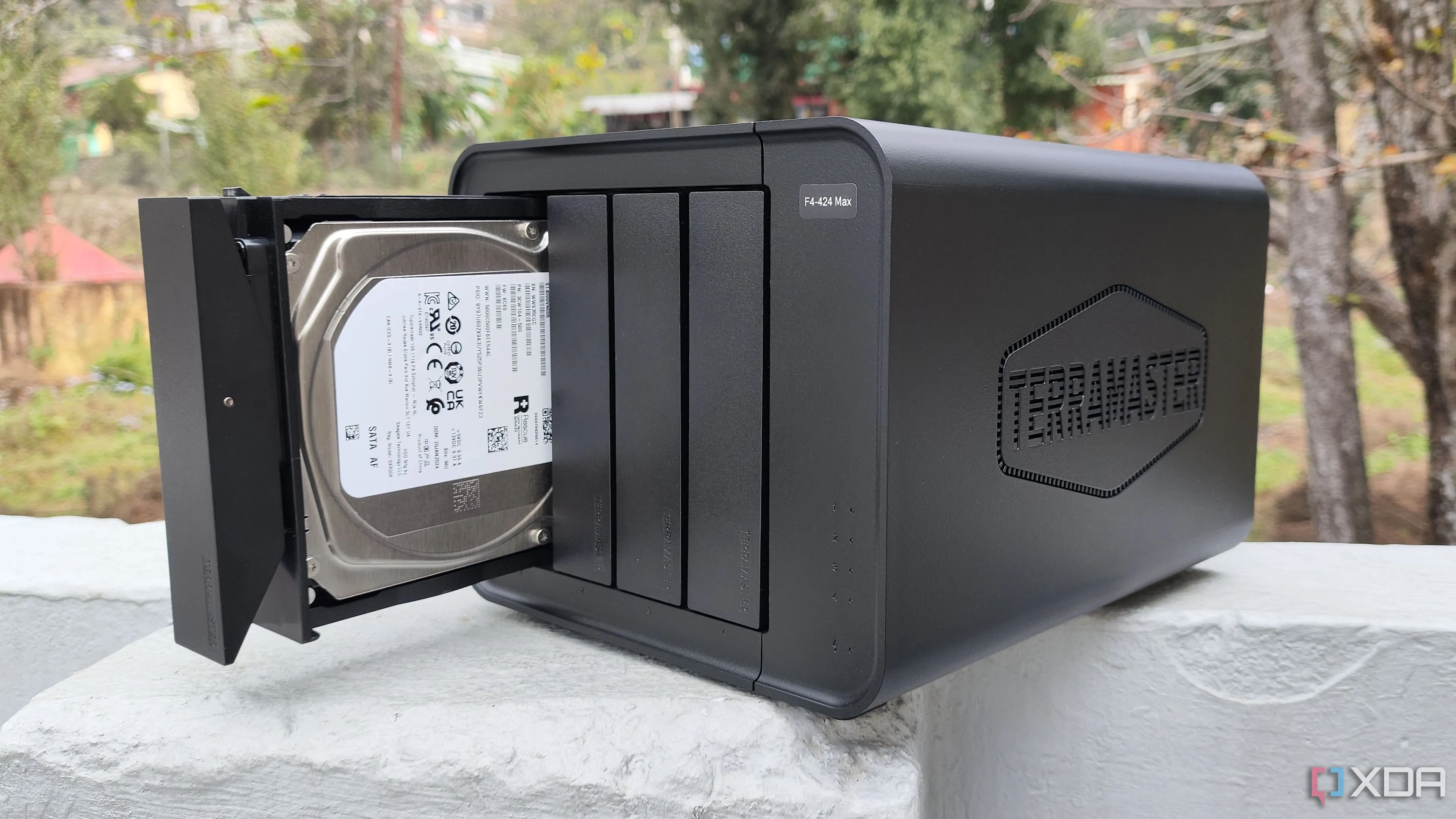 Người dùng cầm thiết bị NAS TerraMaster F4-424 Max