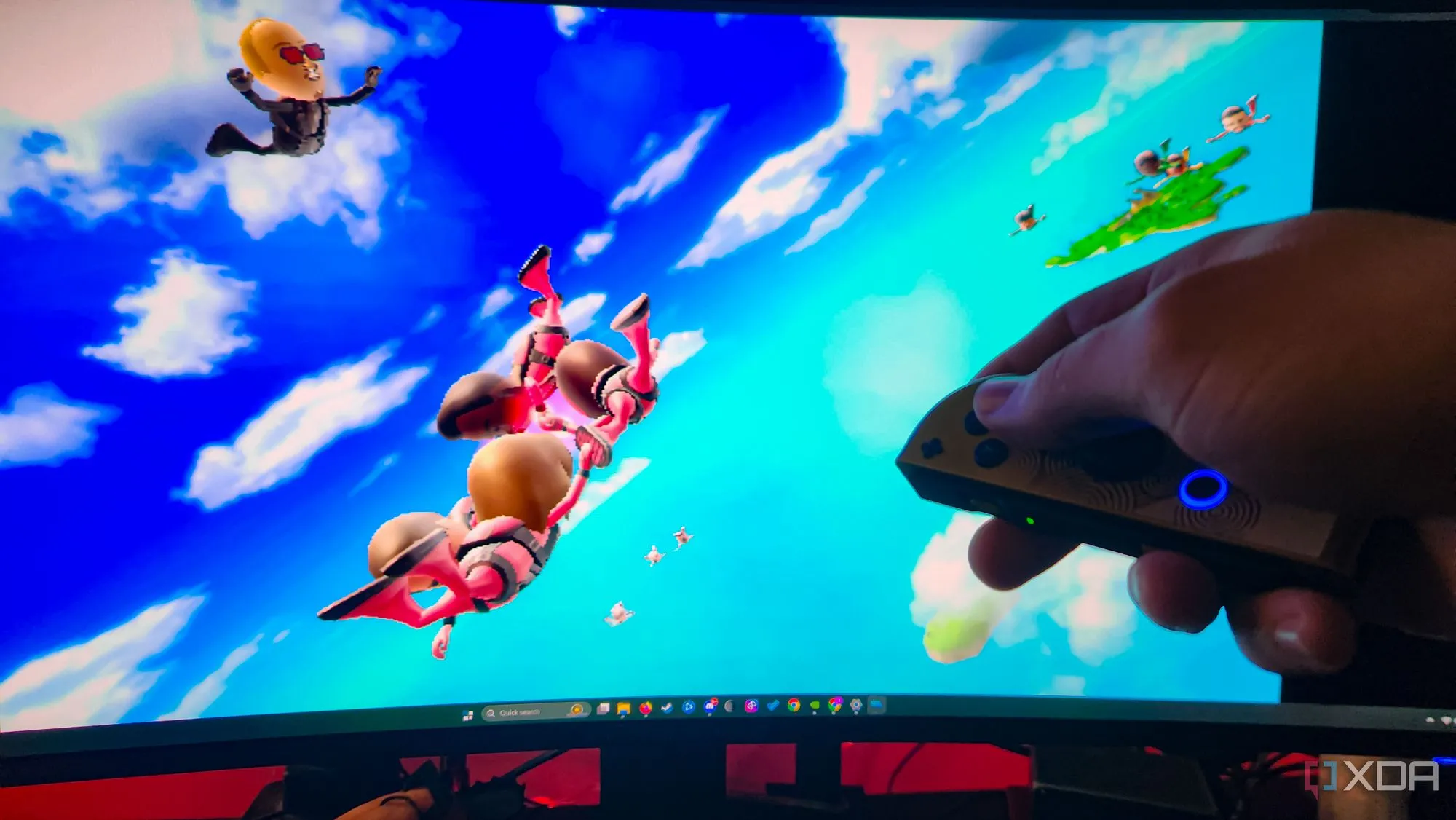 Người dùng đang chơi game PC thoải mái với tay cầm Joy-Con của Nintendo Switch