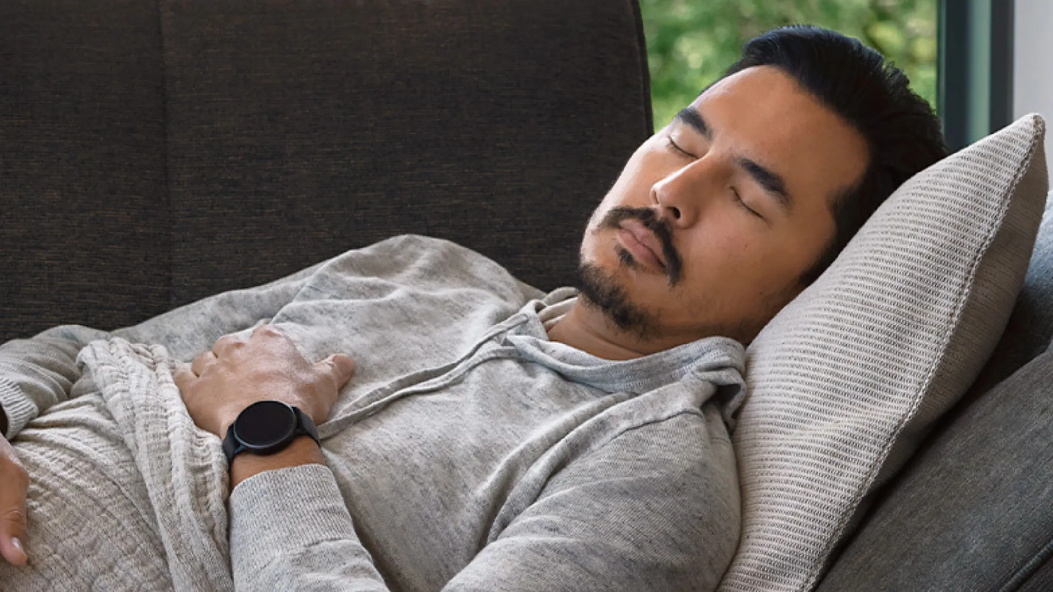 Người dùng đeo Garmin Vivoactive 5 khi ngủ, minh họa khả năng theo dõi giấc ngủ