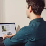 Người dùng làm việc với Microsoft Word trên máy tính, thể hiện sự quen thuộc với giao diện bộ ứng dụng văn phòng Microsoft.