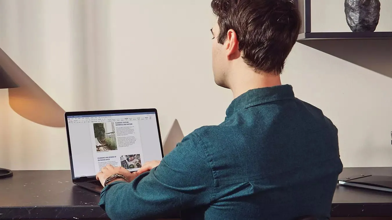 Người dùng làm việc với Microsoft Word trên máy tính, thể hiện sự quen thuộc với giao diện bộ ứng dụng văn phòng Microsoft.