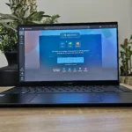 Người dùng Microsoft 365 Family đang cố gắng truy cập dịch vụ trên máy tính xách tay nhưng gặp lỗi