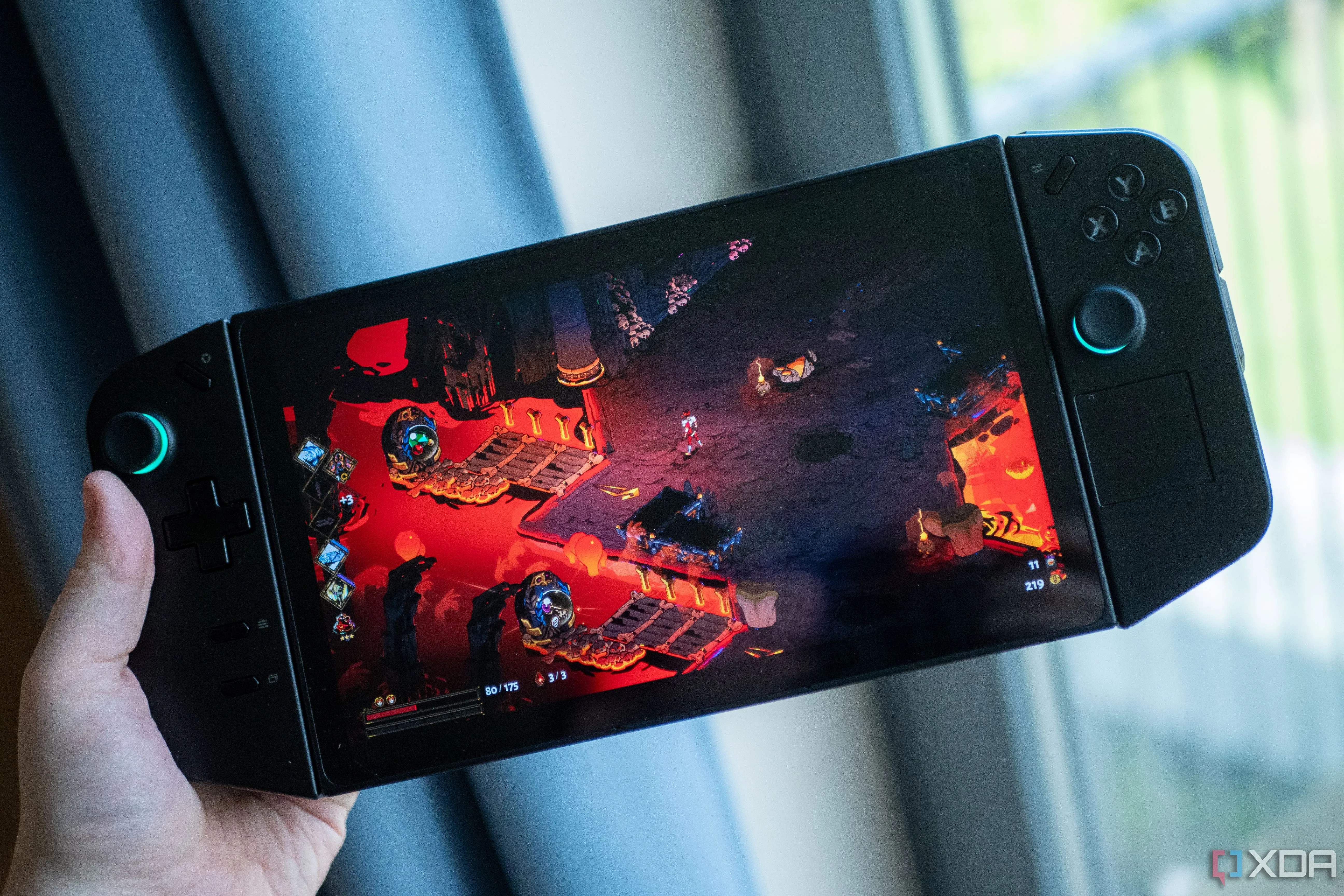 Người dùng trải nghiệm tựa game Hades trên máy chơi game cầm tay Lenovo Legion Go, thể hiện thời lượng pin và khả năng tản nhiệt