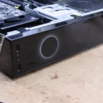 Nguyên mẫu Steam Box của Valve với cổng kết nối đa dạng và logo SteamOS