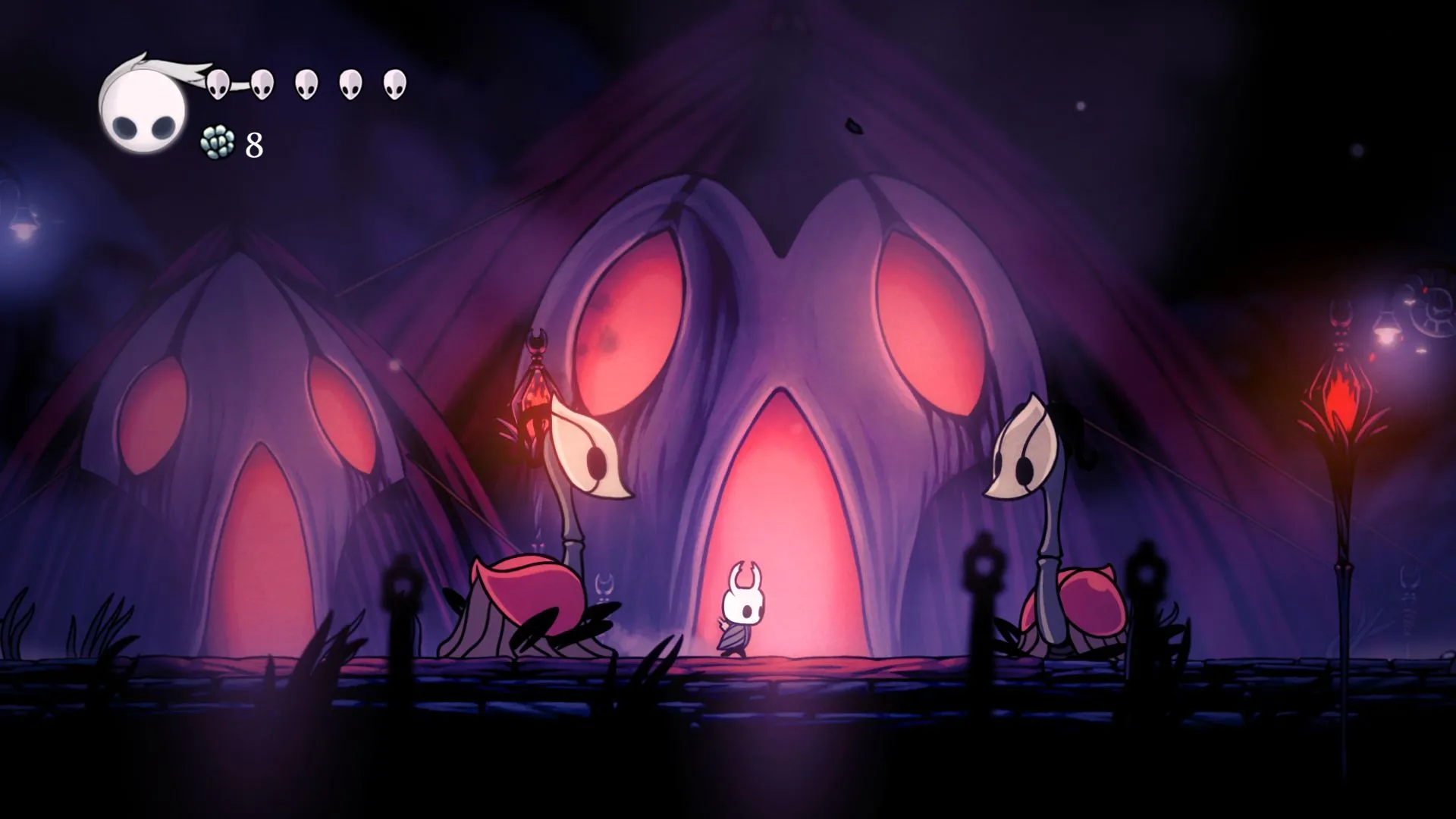 Nhân vật chính của Hollow Knight đứng giữa hai sinh vật, minh họa cho một trong những tựa game kinh điển có ảnh hưởng lớn trong ngành công nghiệp game.