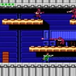 Nhân vật chính đang đu dây bằng cánh tay máy trong game Bionic Commando trên NES.