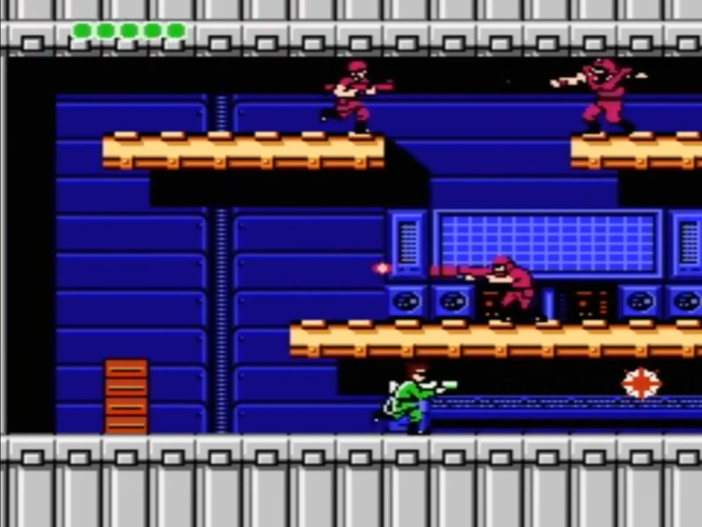 Nhân vật chính đang đu dây bằng cánh tay máy trong game Bionic Commando trên NES.