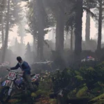 Nhân vật Trevor điều khiển xe mô tô địa hình trong khu rừng xanh mát của GTA 5, minh họa đồ họa cải tiến