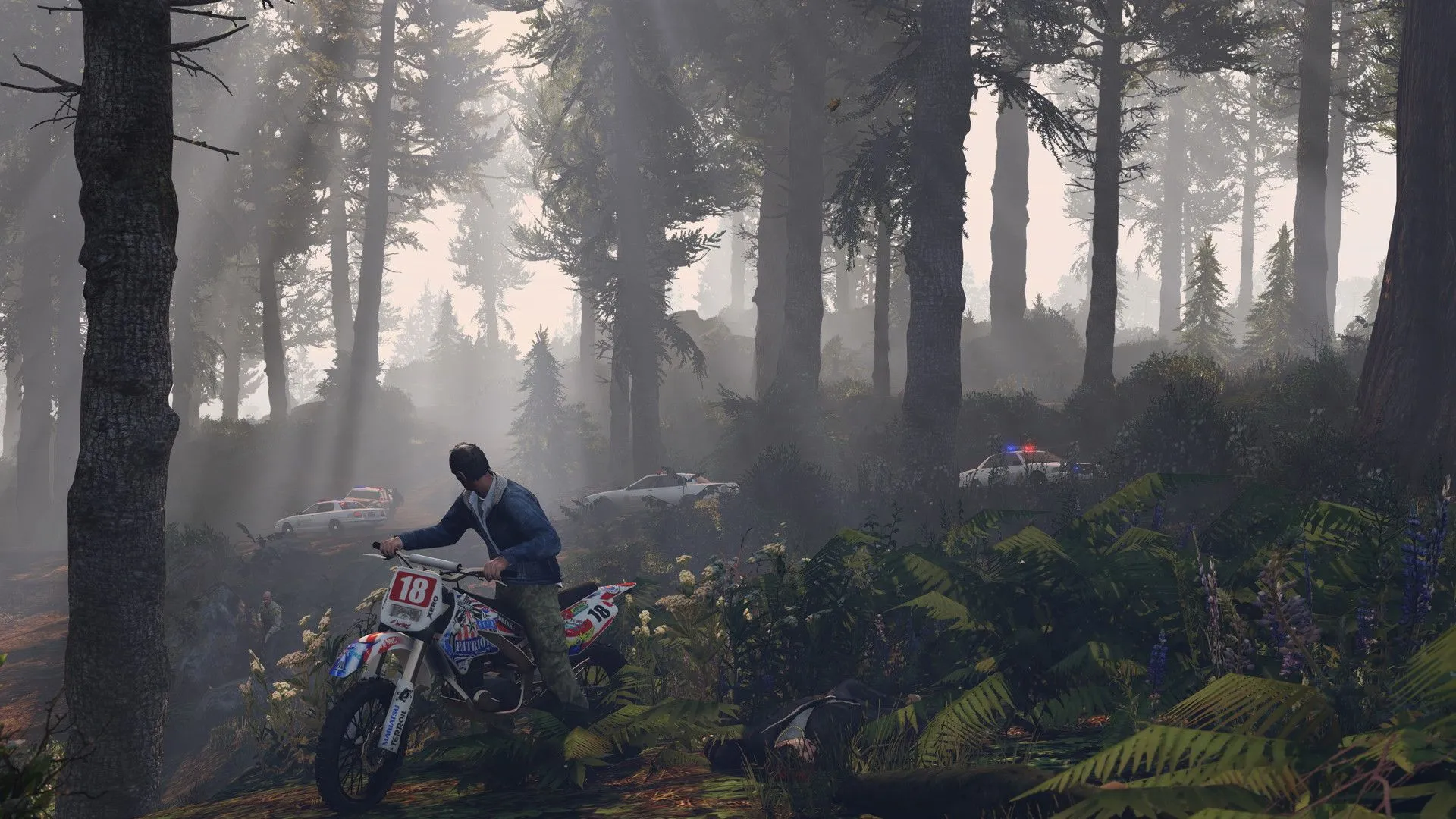 Nhân vật Trevor điều khiển xe mô tô địa hình trong khu rừng xanh mát của GTA 5, minh họa đồ họa cải tiến