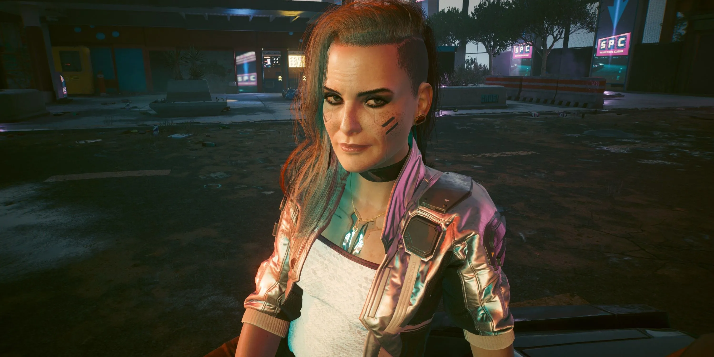 Nhân vật V tương tác với Rogue trong một phân cảnh cốt truyện của Cyberpunk 2077