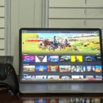 Nvidia GeForce Now Ultimate hoạt động trên laptop cùng tay cầm Xbox, minh họa khả năng chơi game đám mây không cần cấu hình mạnh